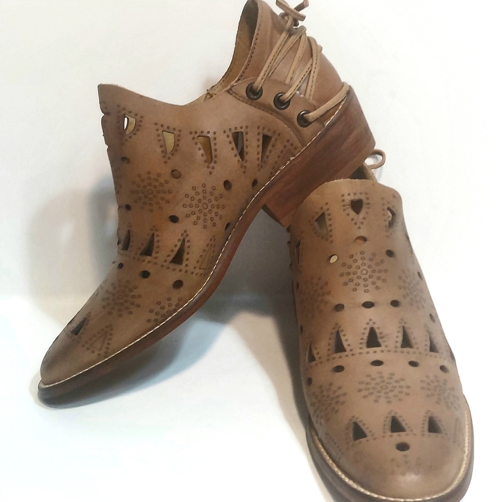 Women's Tan Perforated Leather Lace-Up Flats